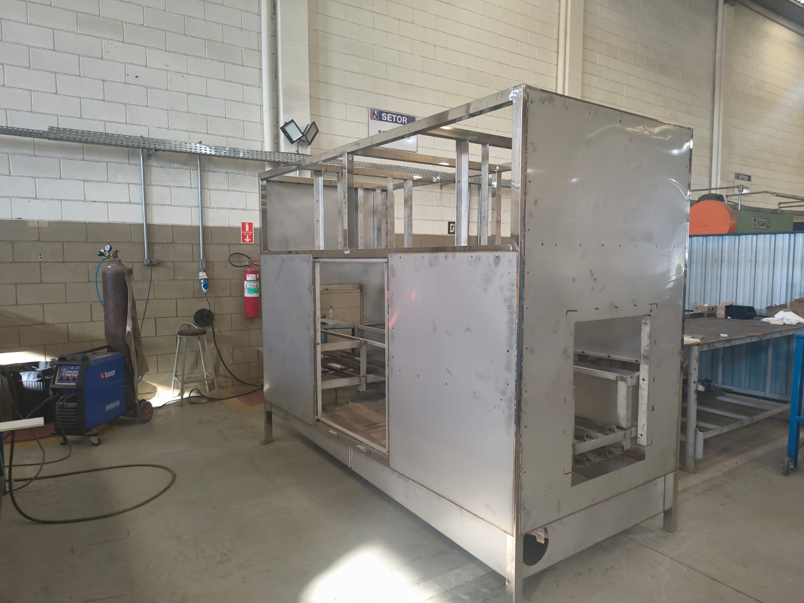 Estrutura em inox em fabricação na Leuname